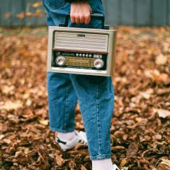 یک امام به رادیو صدای زندگی گوش کرده است